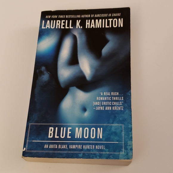 π 5 for $20 Laurell K. Hamilton, Blue Moon